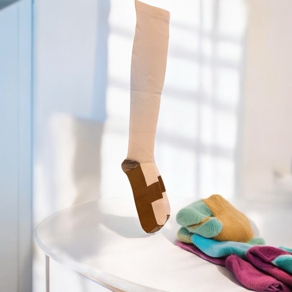 (4) Pairs of L/XL Compression Socks - New in Packaging! - Picture 1 of 4